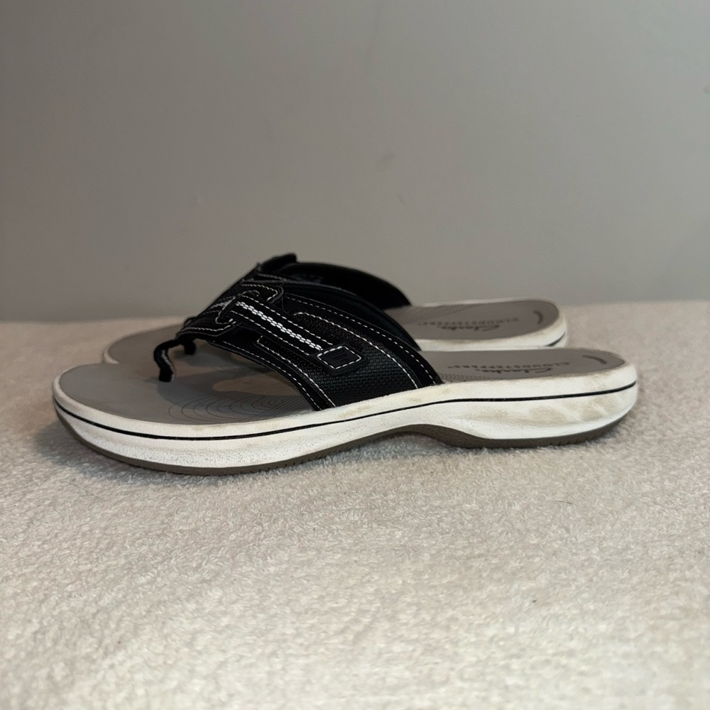 Clarks Black and White Sandals with Cushioned Footbed. Size 6